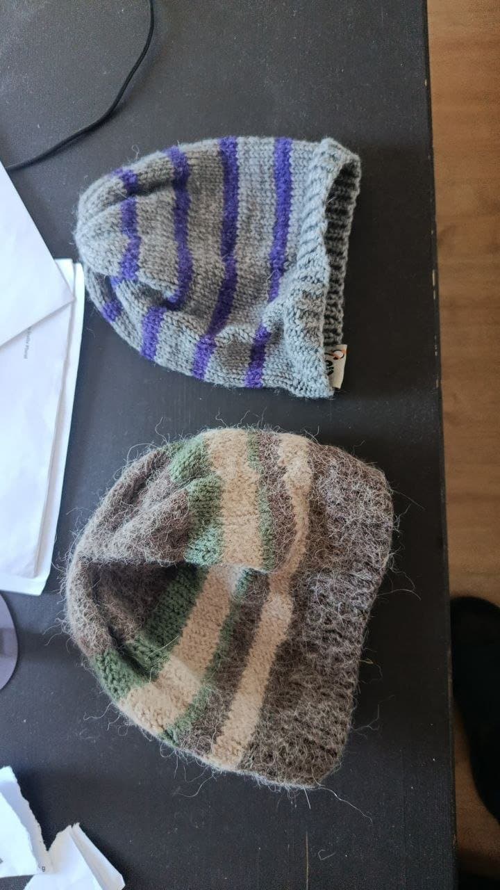 Zwei Stirnbänder/Strickmützen