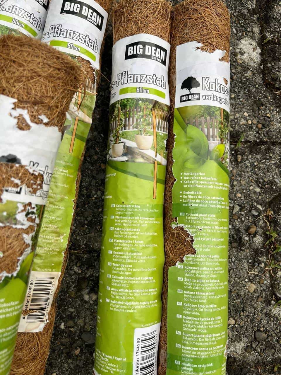 Pflanzenstützen und Gartenzubehör zu verschenken