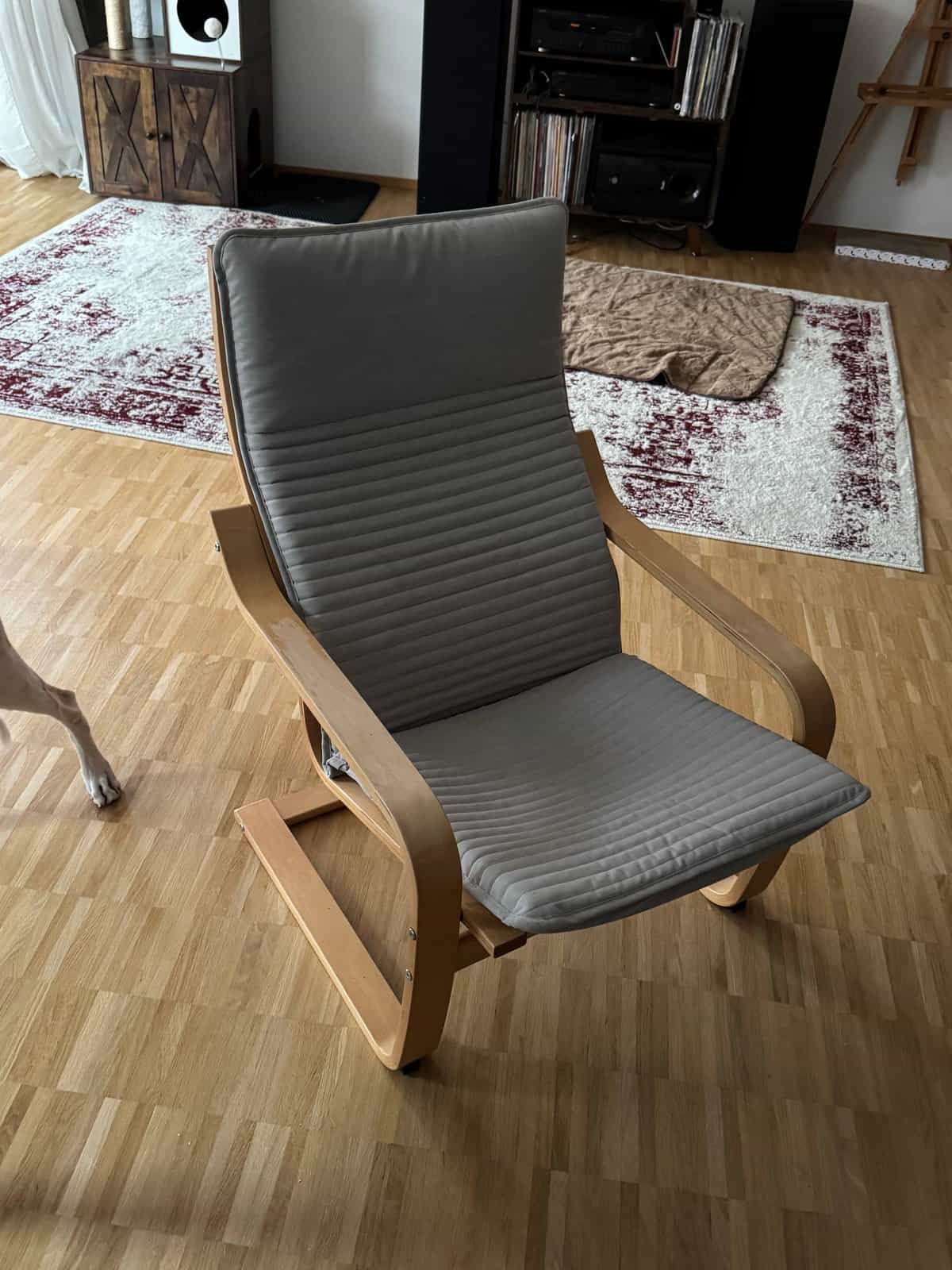 Holzsessel mit grauem Polster