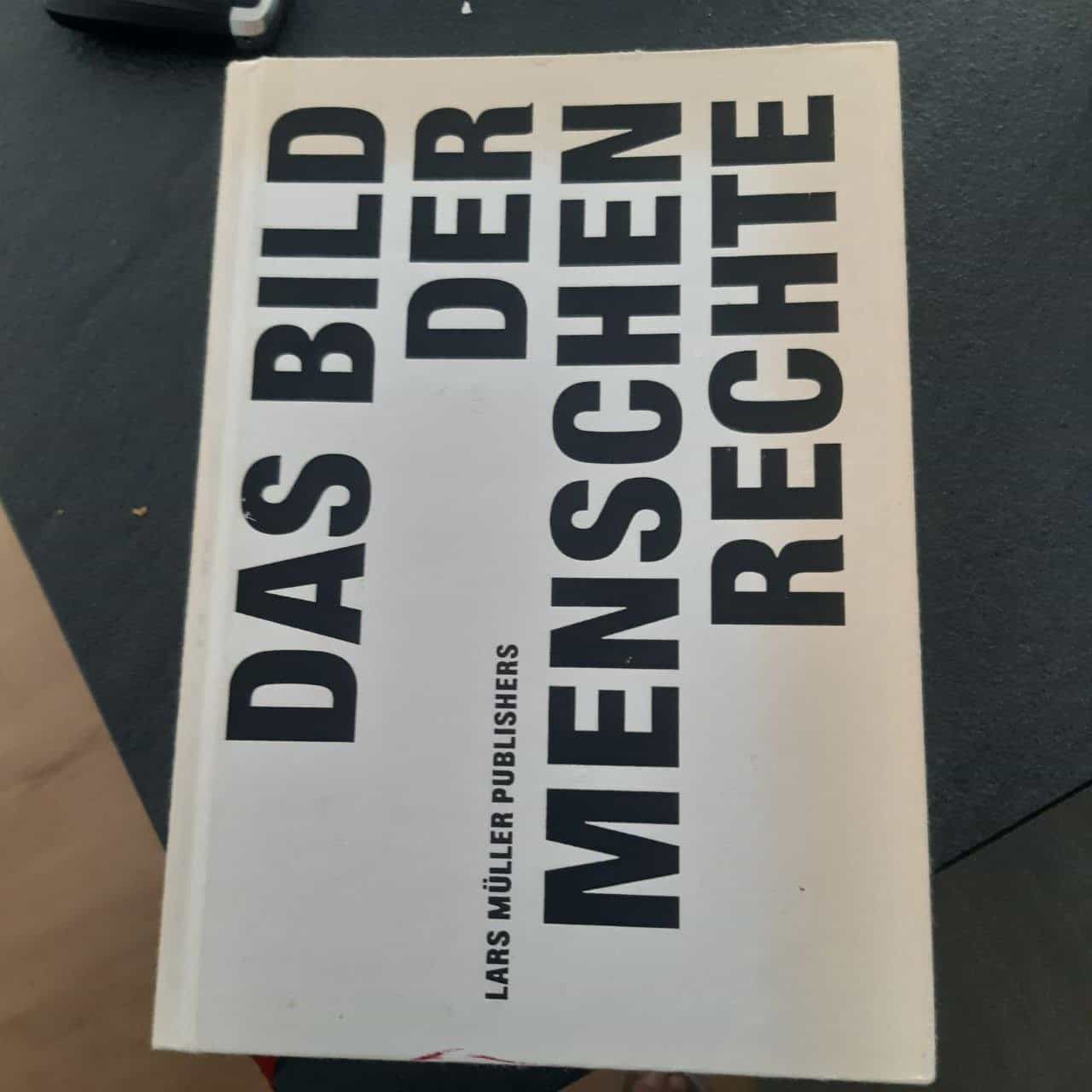 Das Bild meisst Chehit Buch zu verschenken
