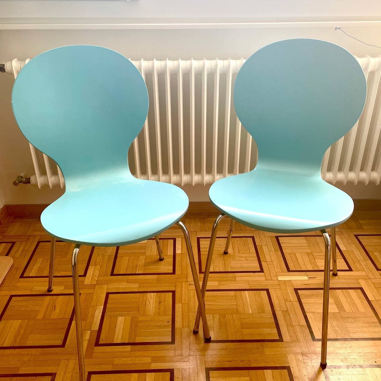 Deux chaises turquoise