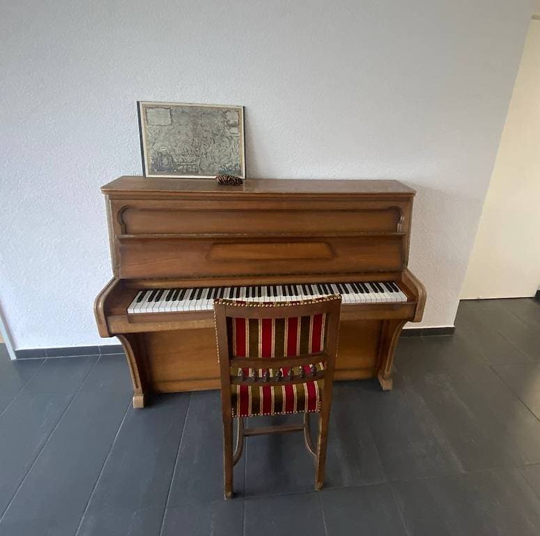 Schmidt-Flohr Klavier mit Eichenholzstühle und Bild