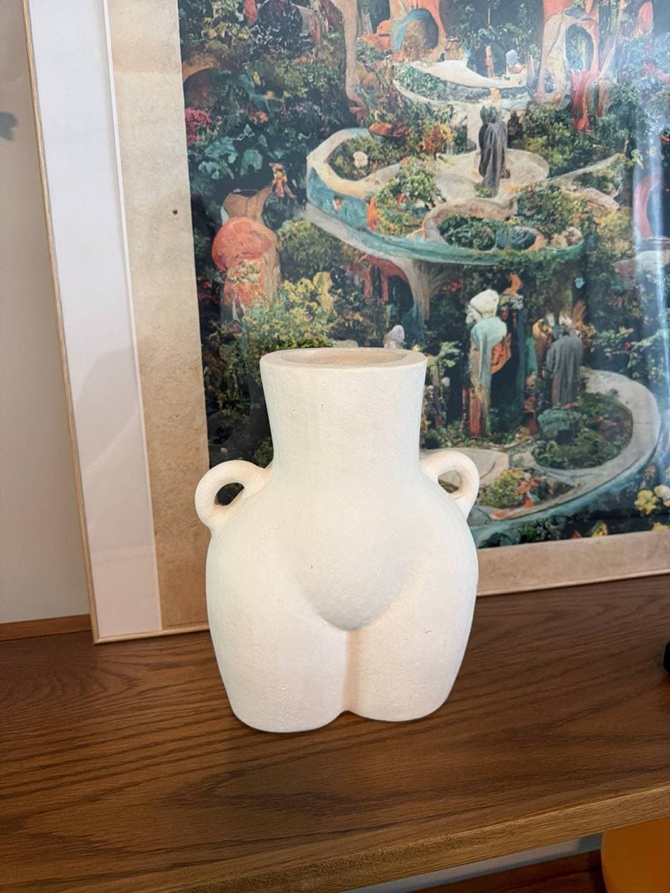 Weisse Vase mit Henkeln