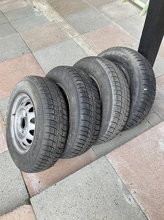 4 pneus Marangoni 165/80 R13 montés sur jantes