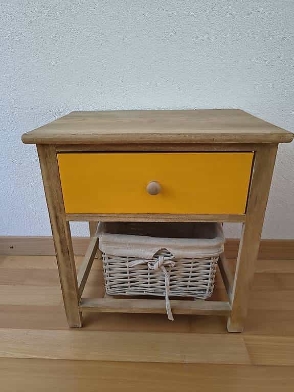 Petit meuble avec panier