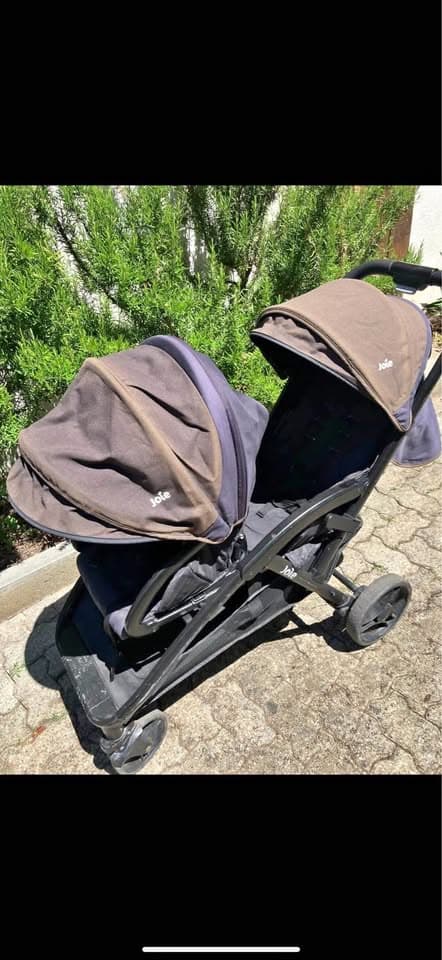 Zusammenklappbarer Doppelkinderwagen.Zwei Sitze. Marke Joie.Die Bremse muss repariert werden.GRATIS