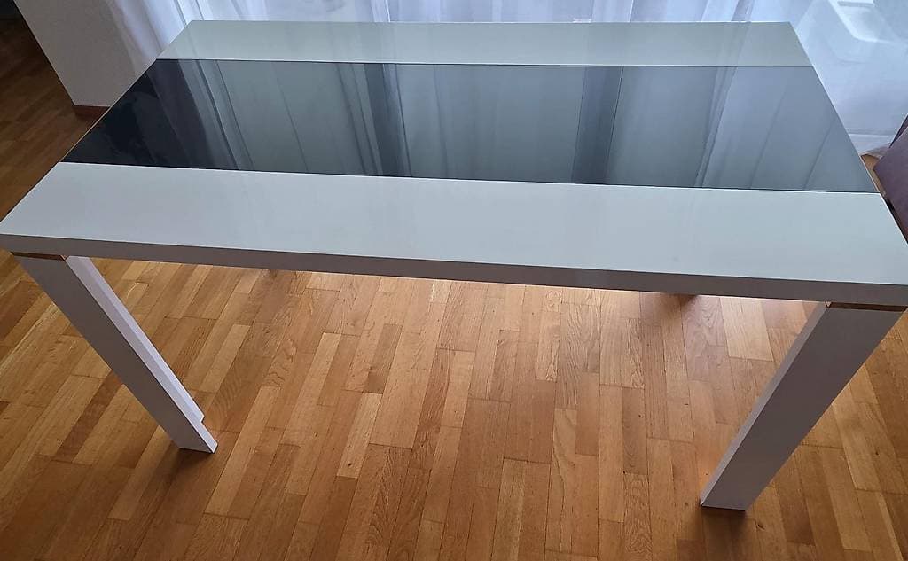 Tisch mit 2 Stühlen