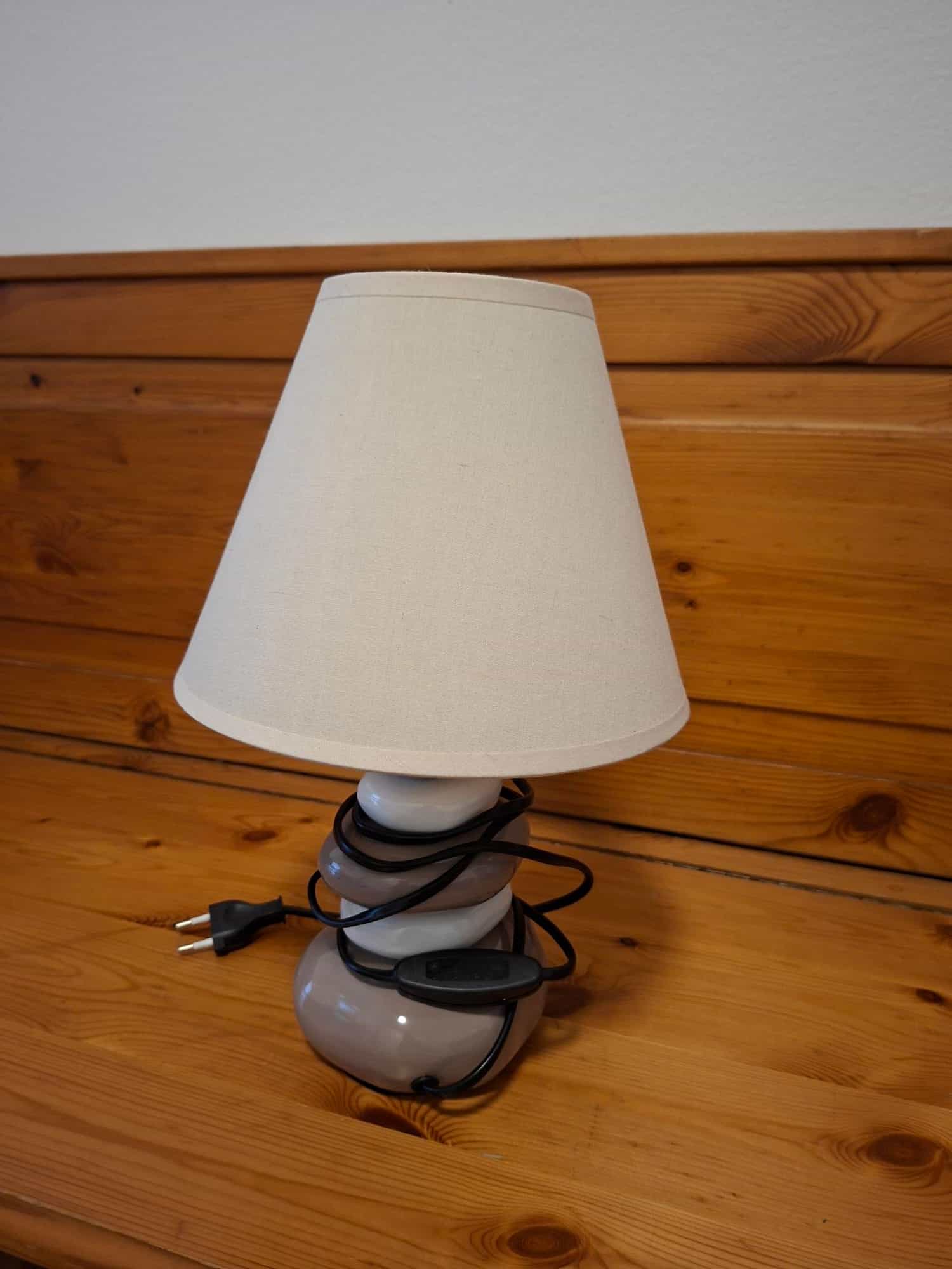 Lampada da tavolo con base in ceramica grigia
