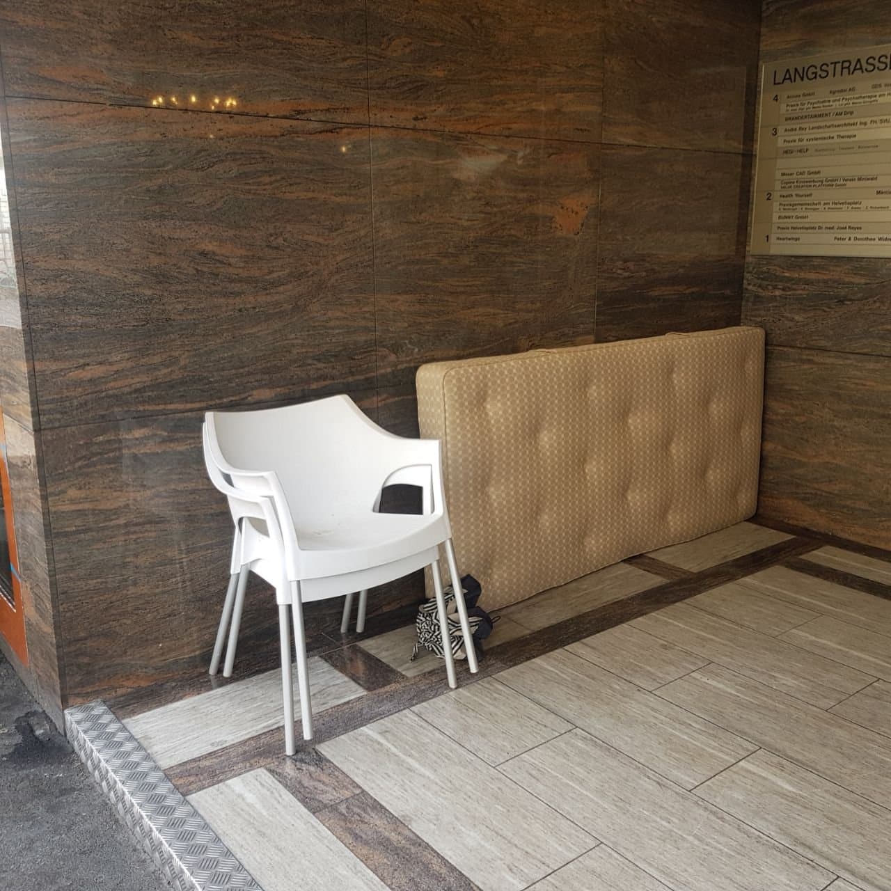 Weisser Stuhl und beige Sessel