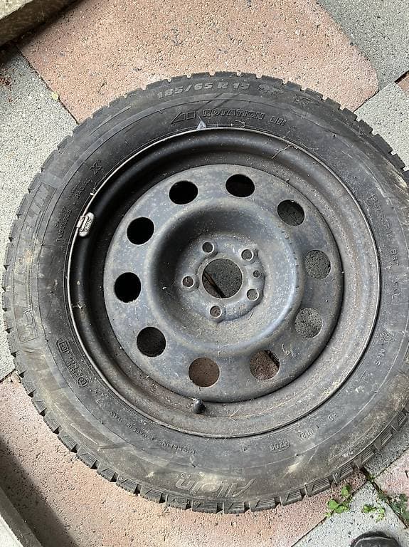 1 pneu Michelin Alpin185/65 R15 monté sur jante