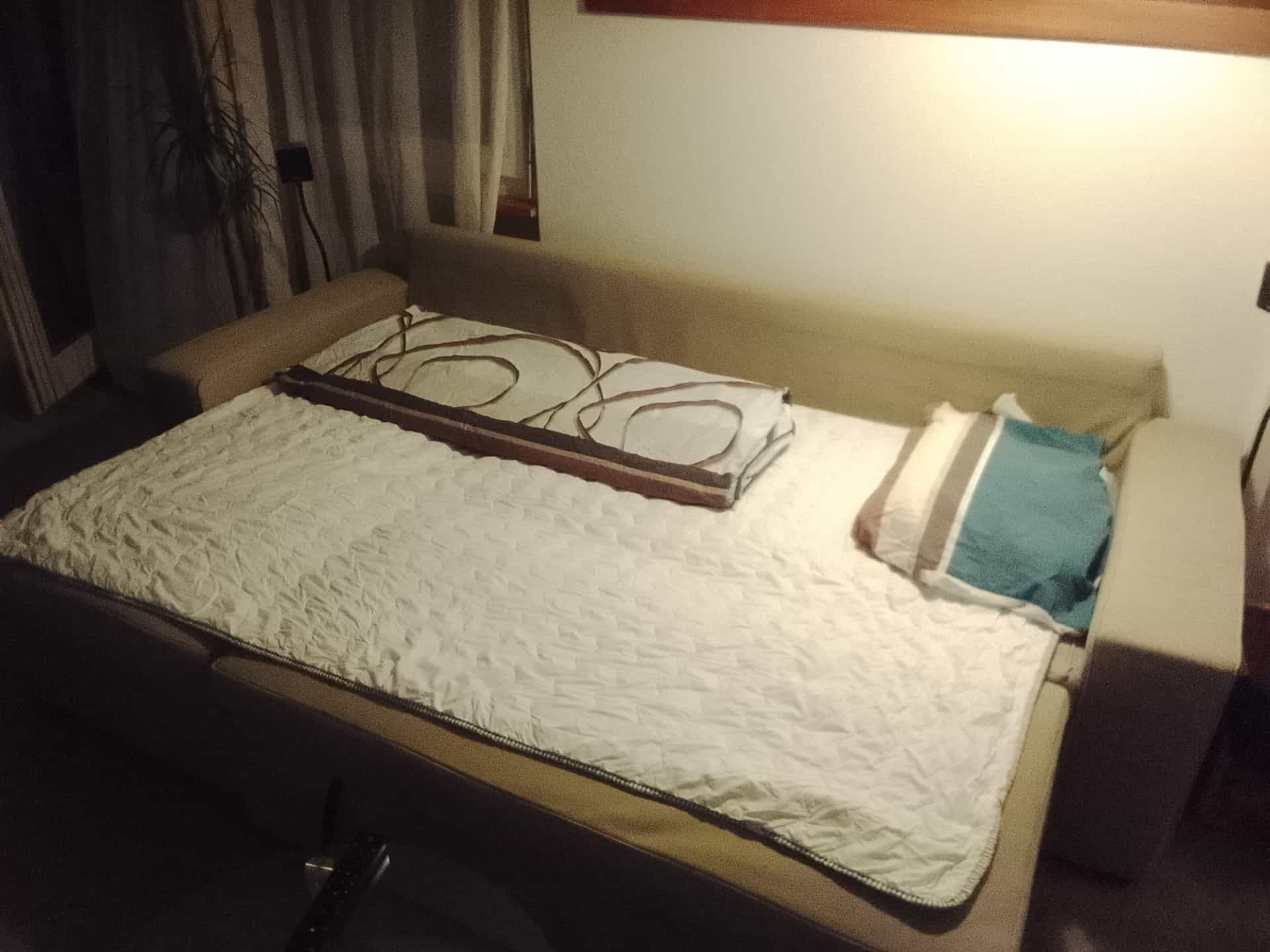Ecksofa grau, Schlaffunktion