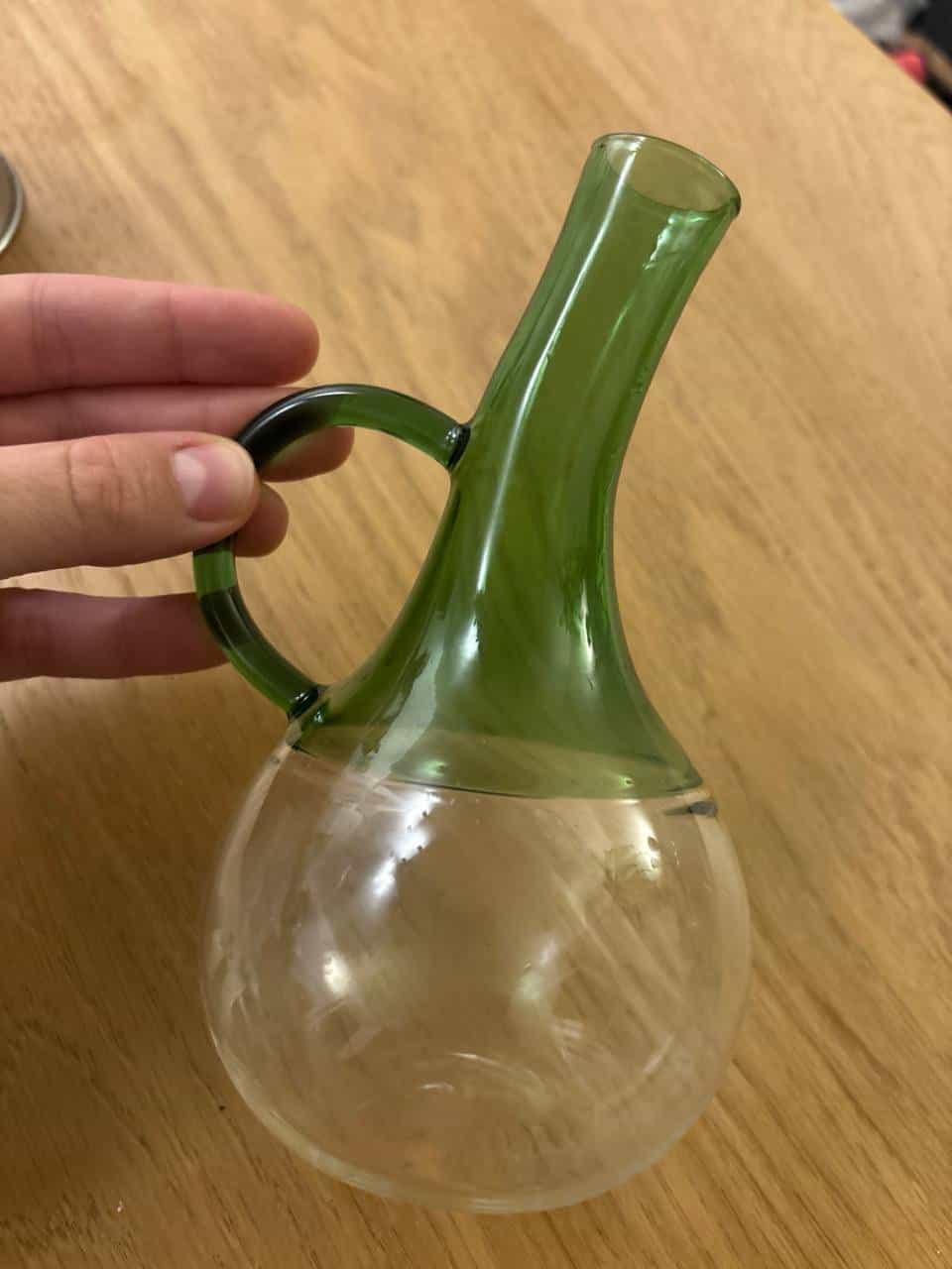 Glaskaraffe mit grünem Hals und Henkel