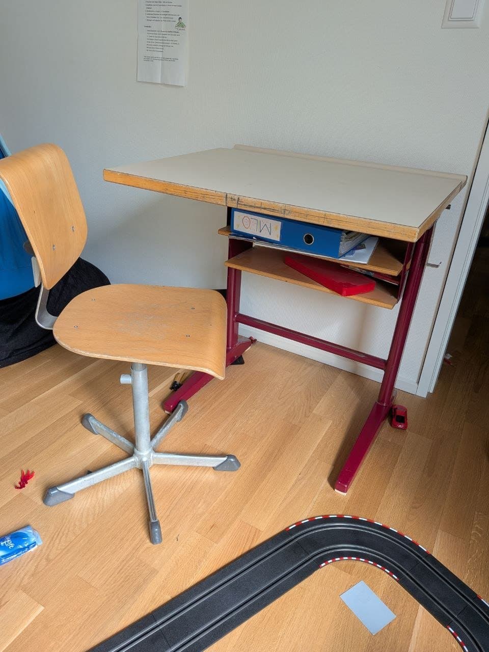 Embru Kinderpult mit Stuhl