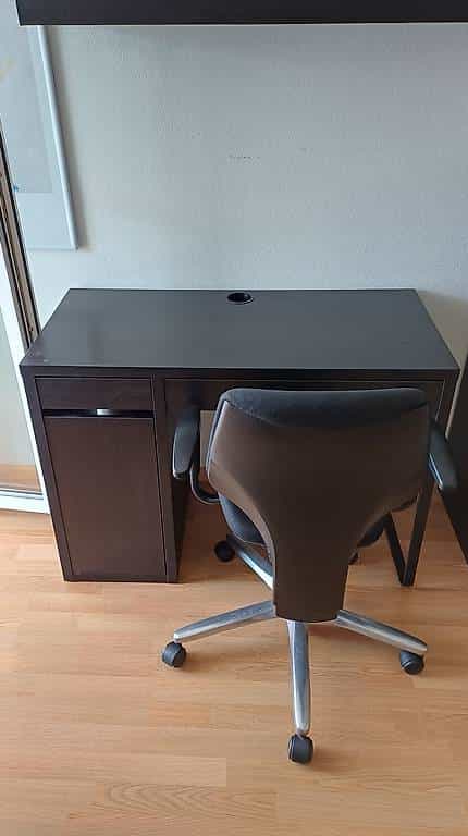 Schreibtisch und Bürostuhl
