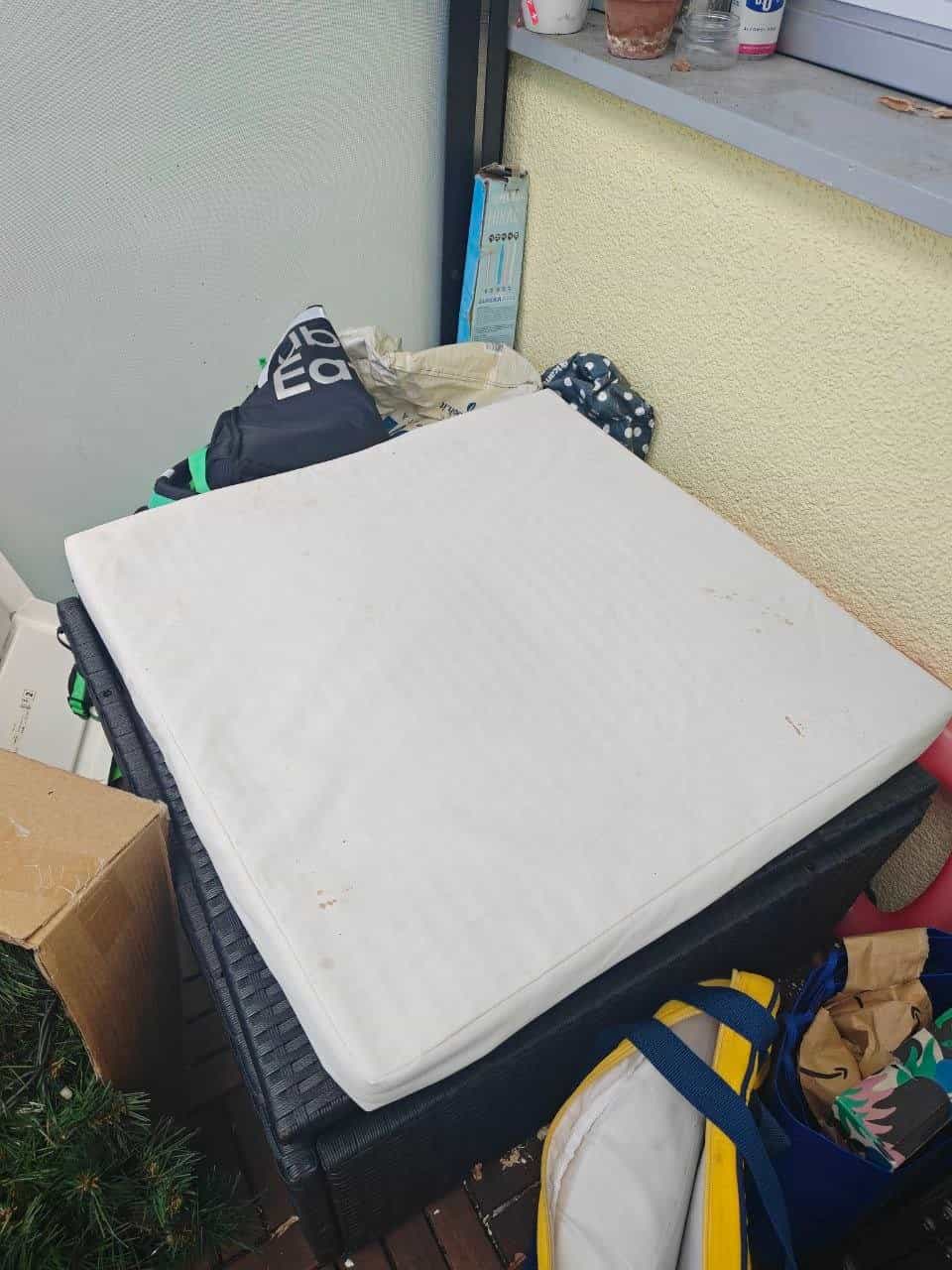 Gartenstühle und Sofa mit Kissen