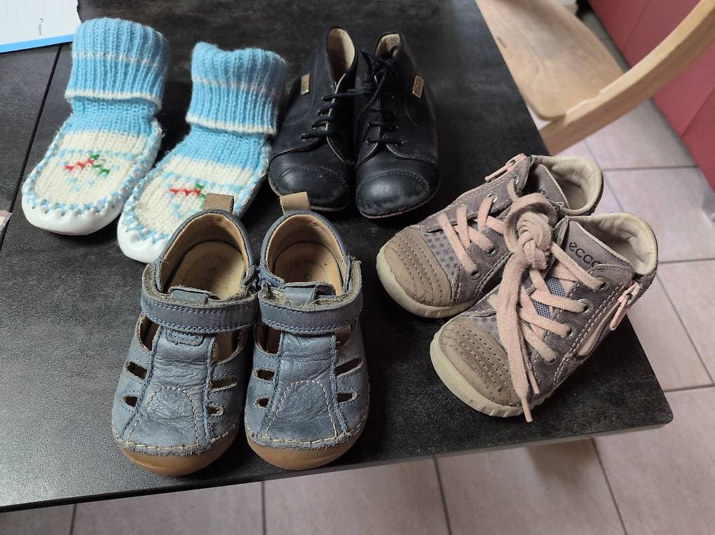 Diverse Kleinkinderschuhe