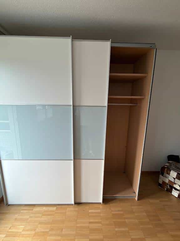 Kleiderschrank (verfügbar ab 28.07.2026)