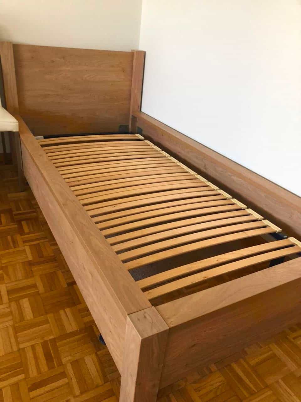Holzbett