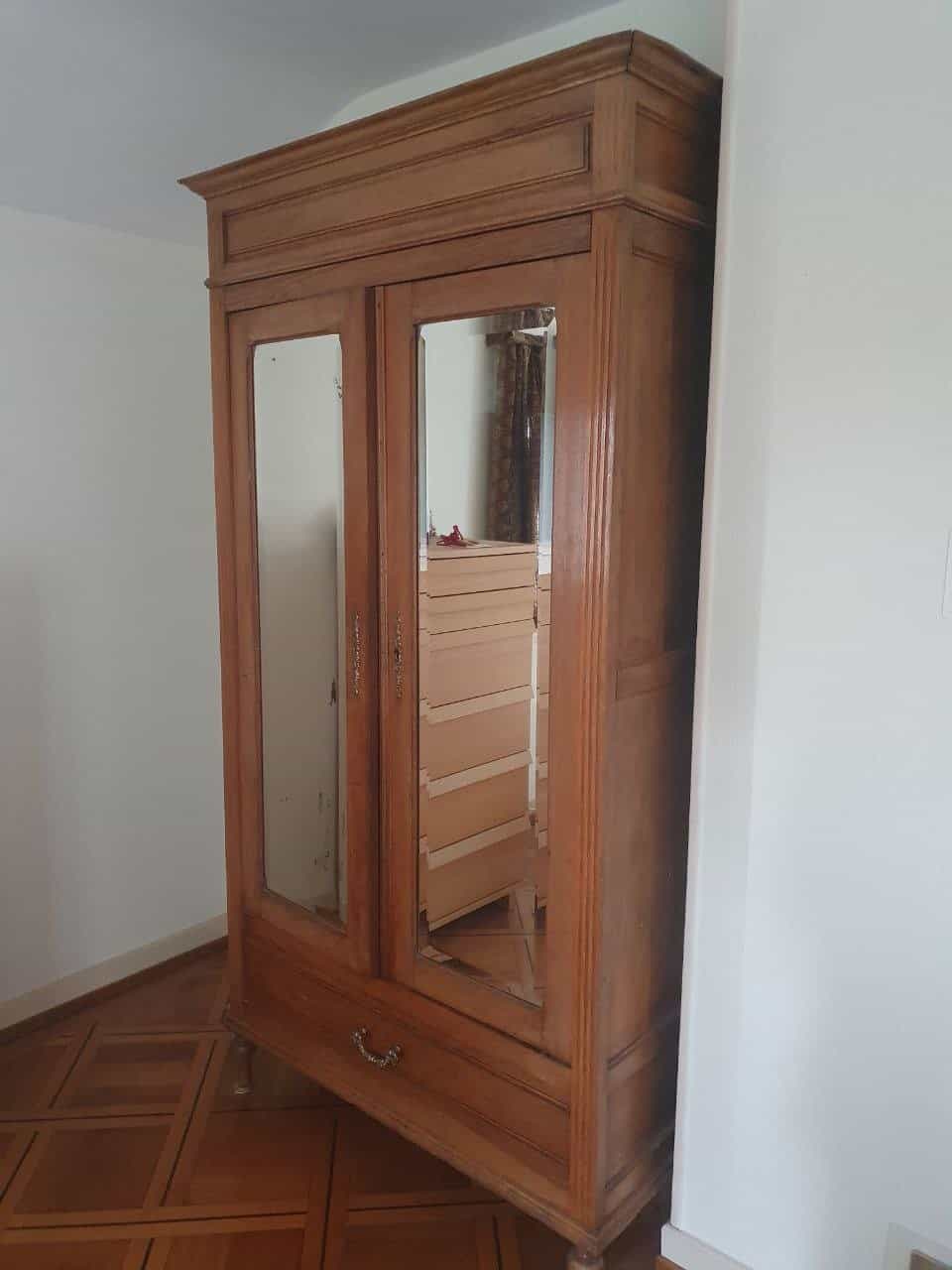 Armoire en bois avec miroir