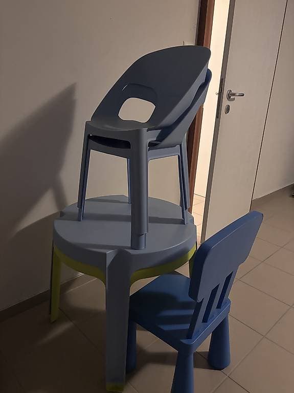 Table enfant et 3 chaises