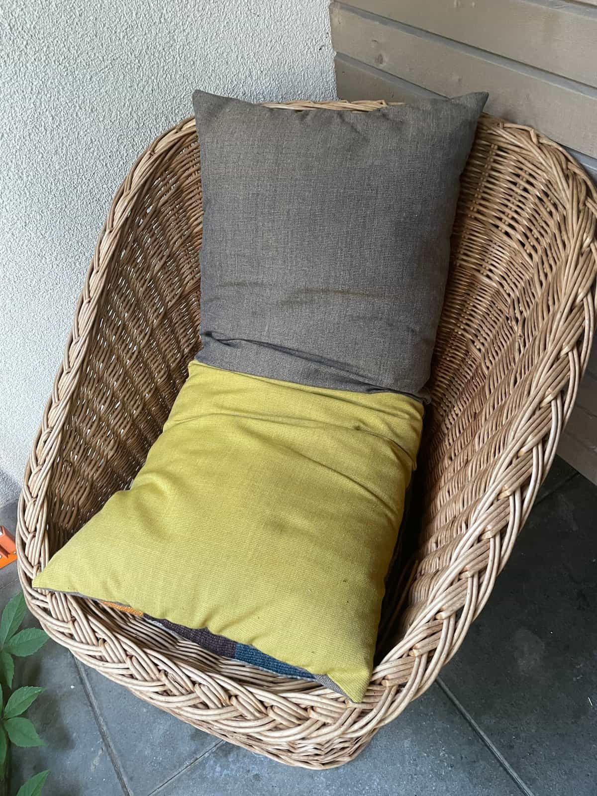Weidenkorb mit Kissen