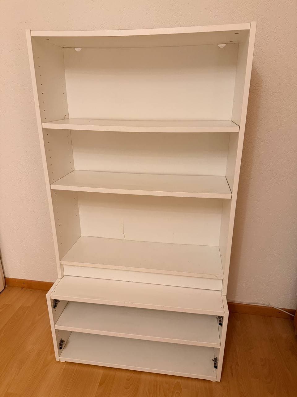 Zwei weisse Schränke