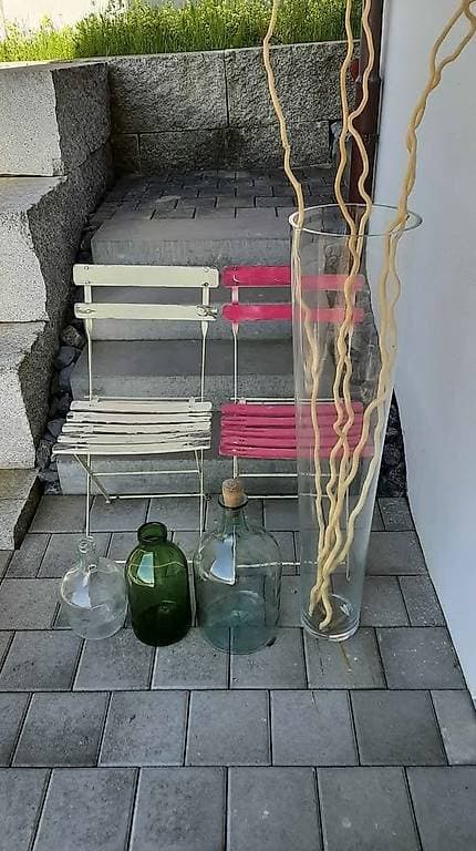 Gartenstühle, Flaschen, Vase