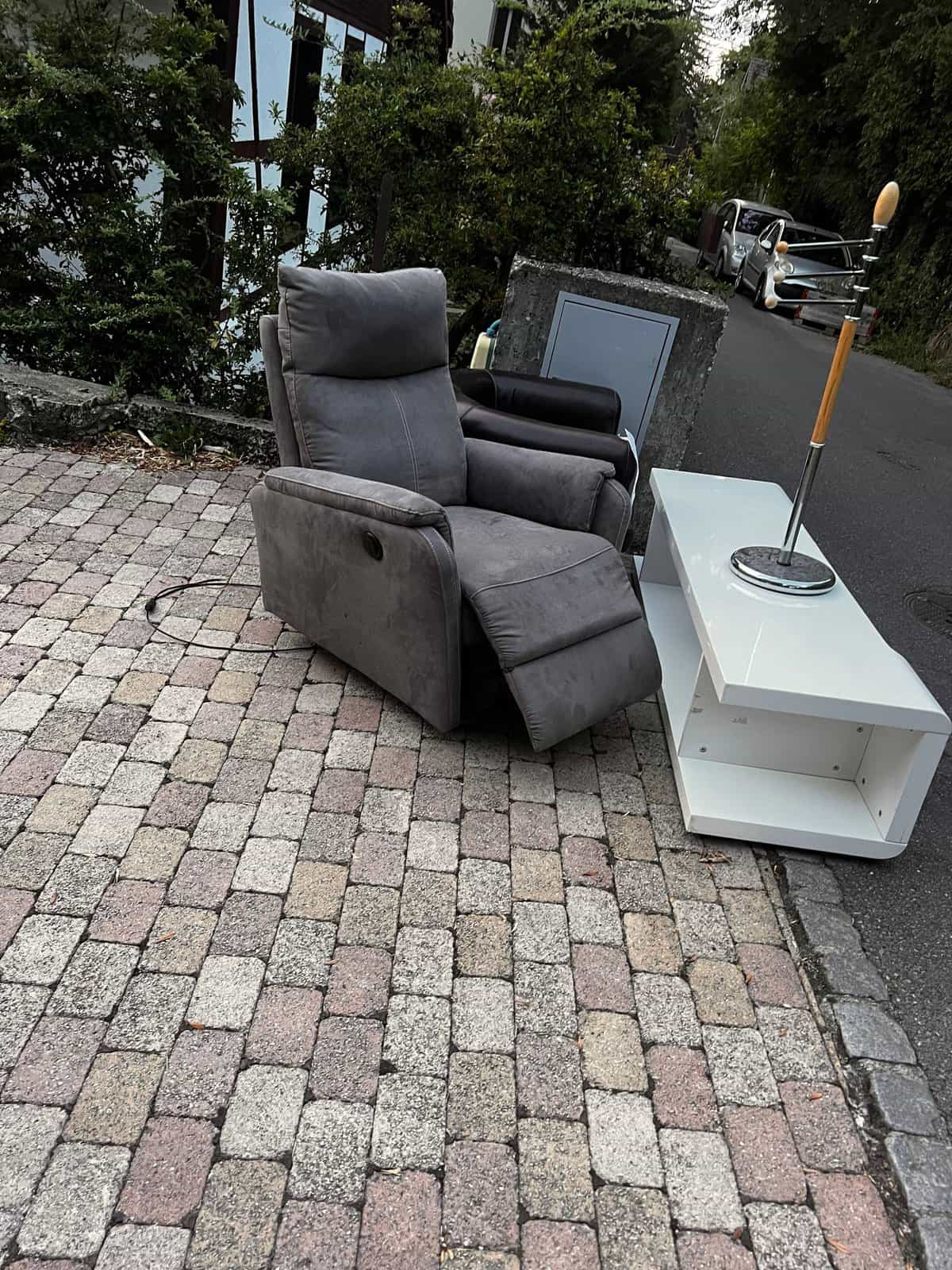 Relaxsessel und Ablage zu verschenken