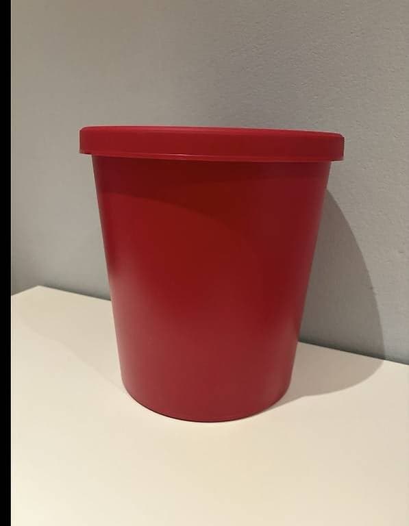 Roter Abfalleimer aus Kunststoff