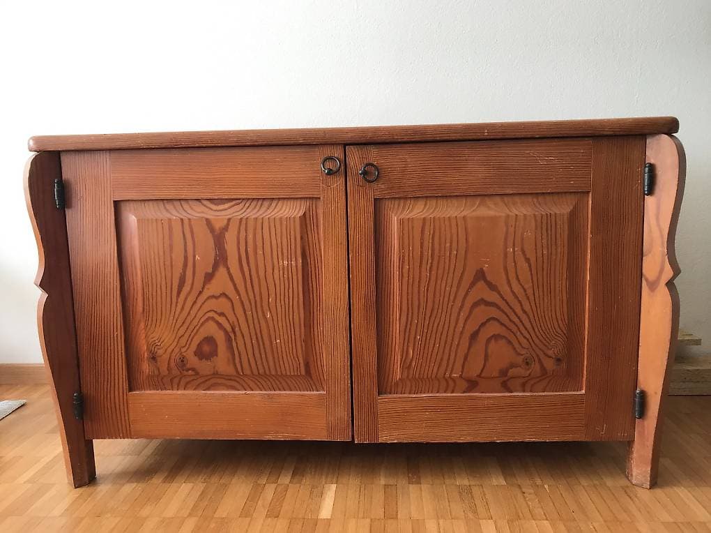 Alte Kommode aus Massivholz