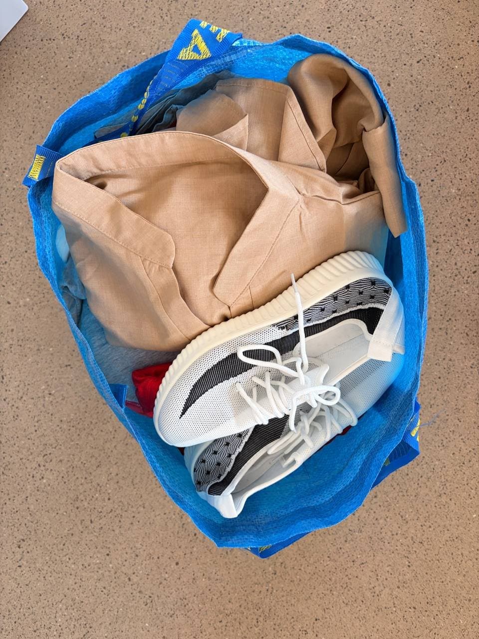 Tasche mit Frauenkleidern Grösse L/XL