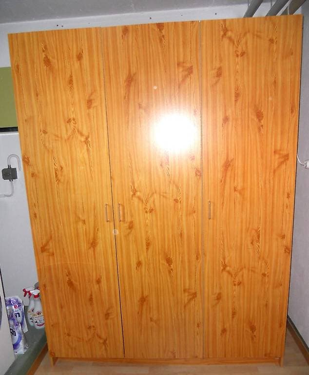 Gratis!!! 3-türiger Kleiderschrank, sauberer Zustand!!!
