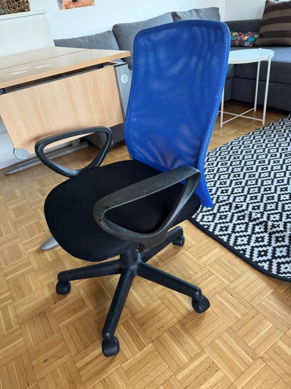 Architektentisch und Bürostuhl