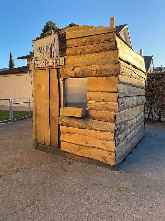Zweistöckige Holzhütte Marke Eigenbau