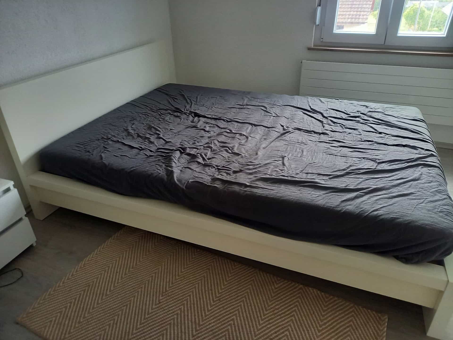 Bett mit Lattenrost und Matraze, weiss