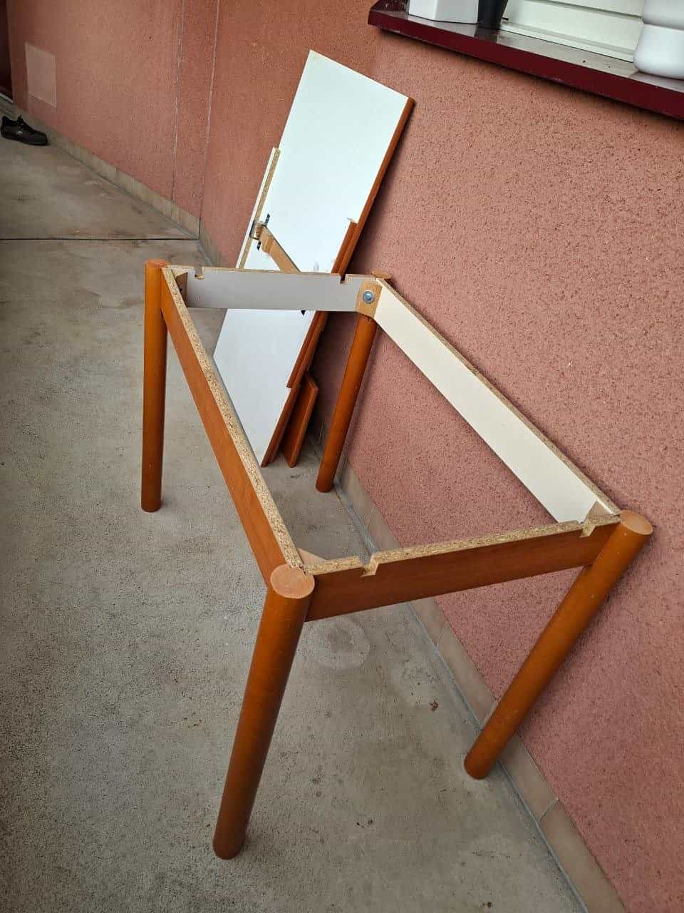 Möbelset bestehend aus Tisch und Stühlen