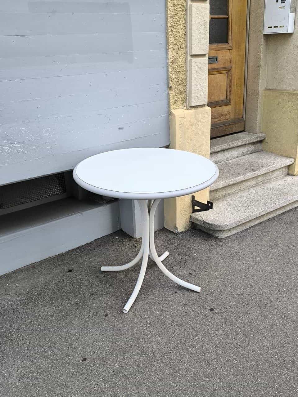 Runder weisser Tisch