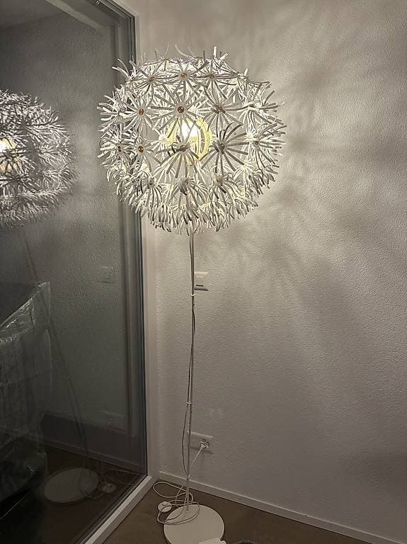 Stehlampe mit Papierblumen