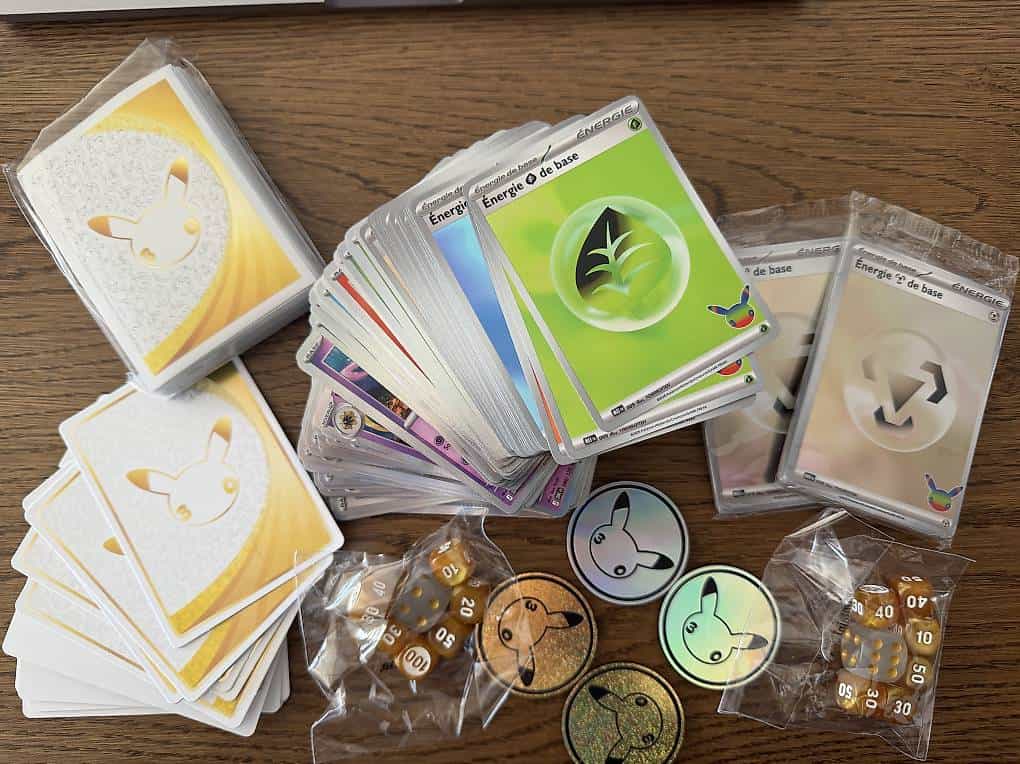 Cartes Pokémon 30 ans FR et goodies