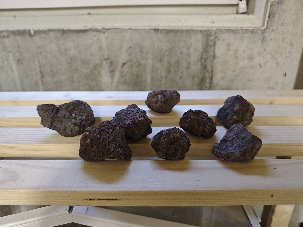 Eine Handvoll Lavasteine zu verschenken