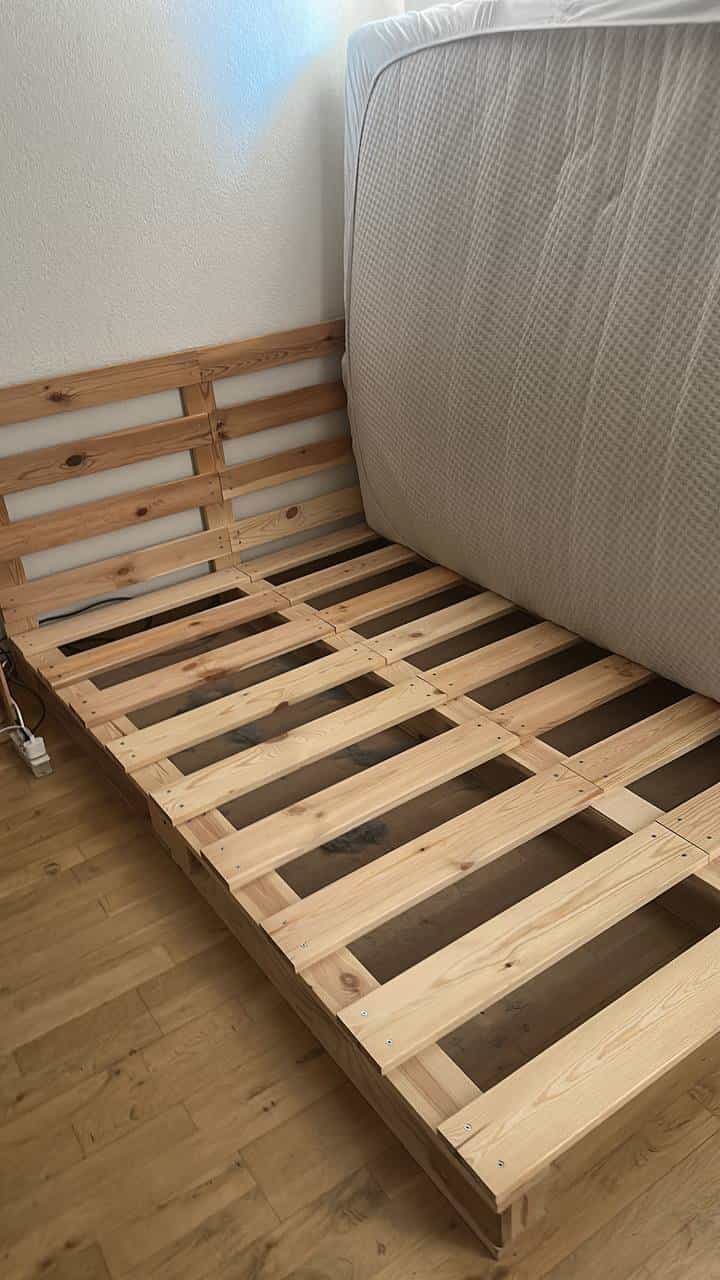 Palettenbett 140x200cm mit Federkernmatratze