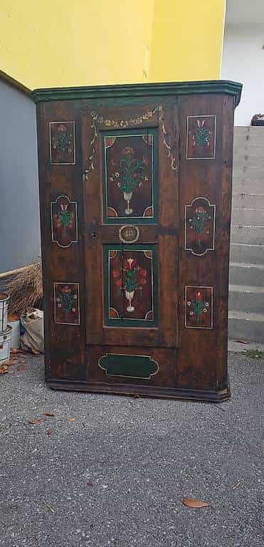 Ancienne armoire en bois massif