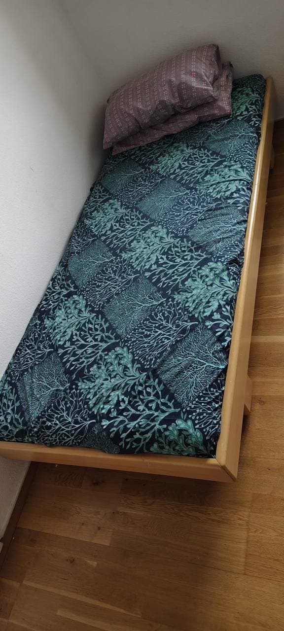 Einzelbett Massivholz gratis
