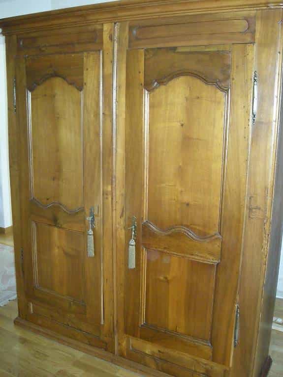 Schrank Salontisch 3 Stühle
