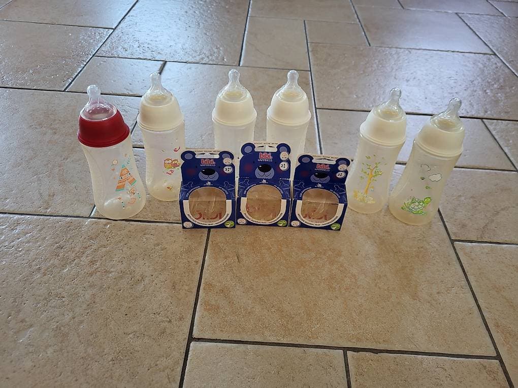 Divers biberons "bibi" et tétines 2 et 3 neuves
