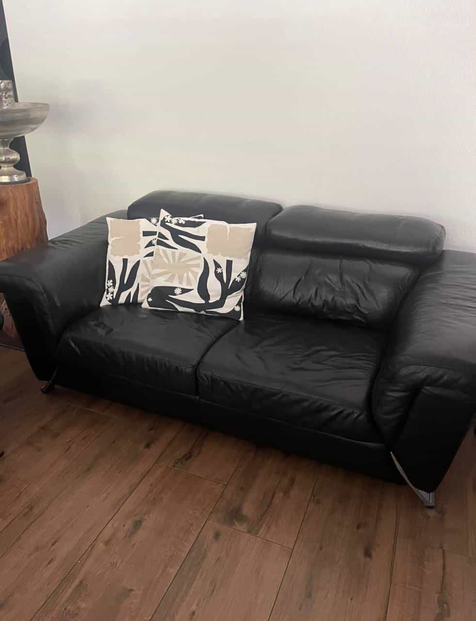 Schwarzes Ledersofa zu verschenken