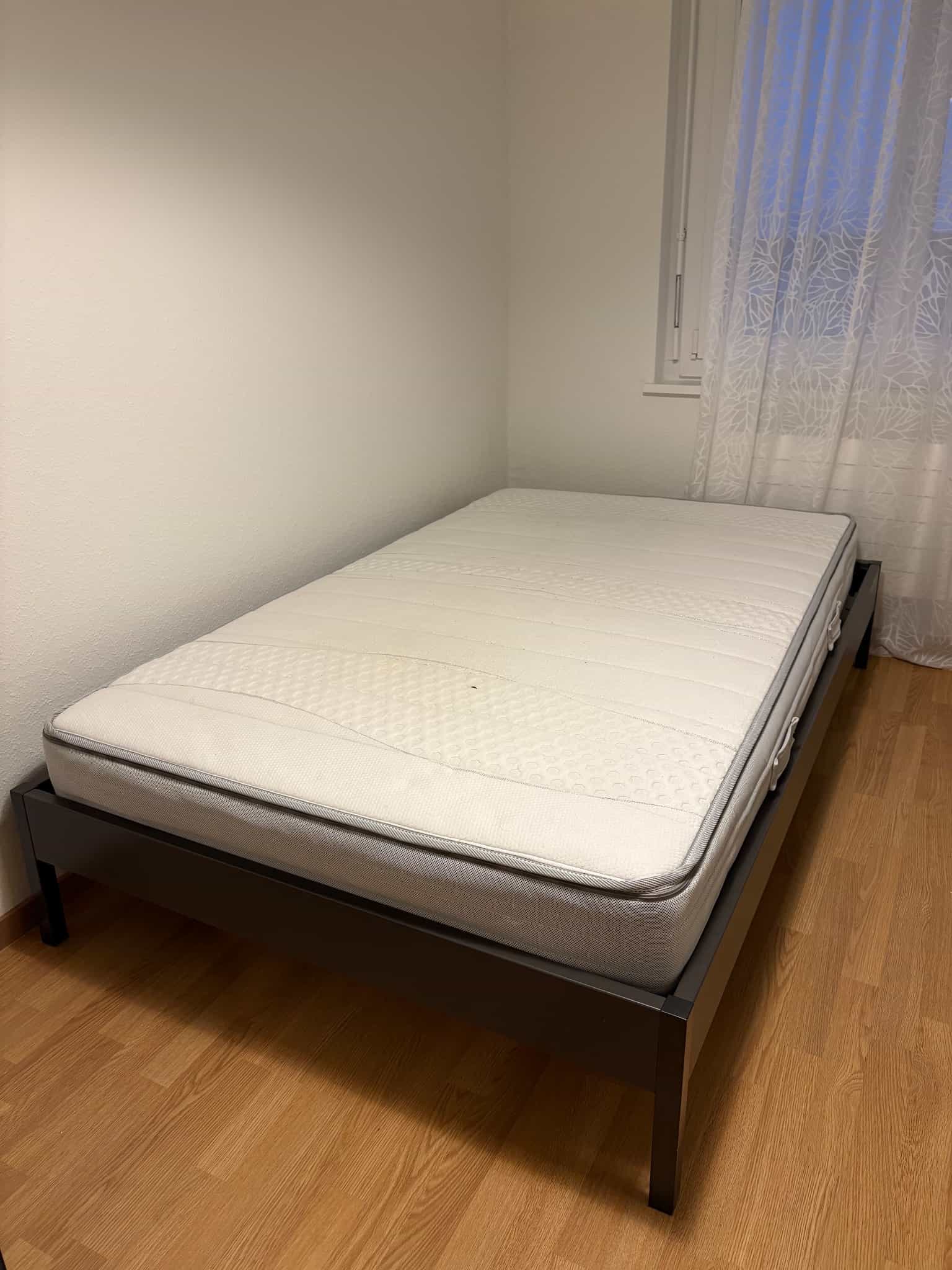 125x200 Bettgestell mit Matratze, dunkelgrau/weiss