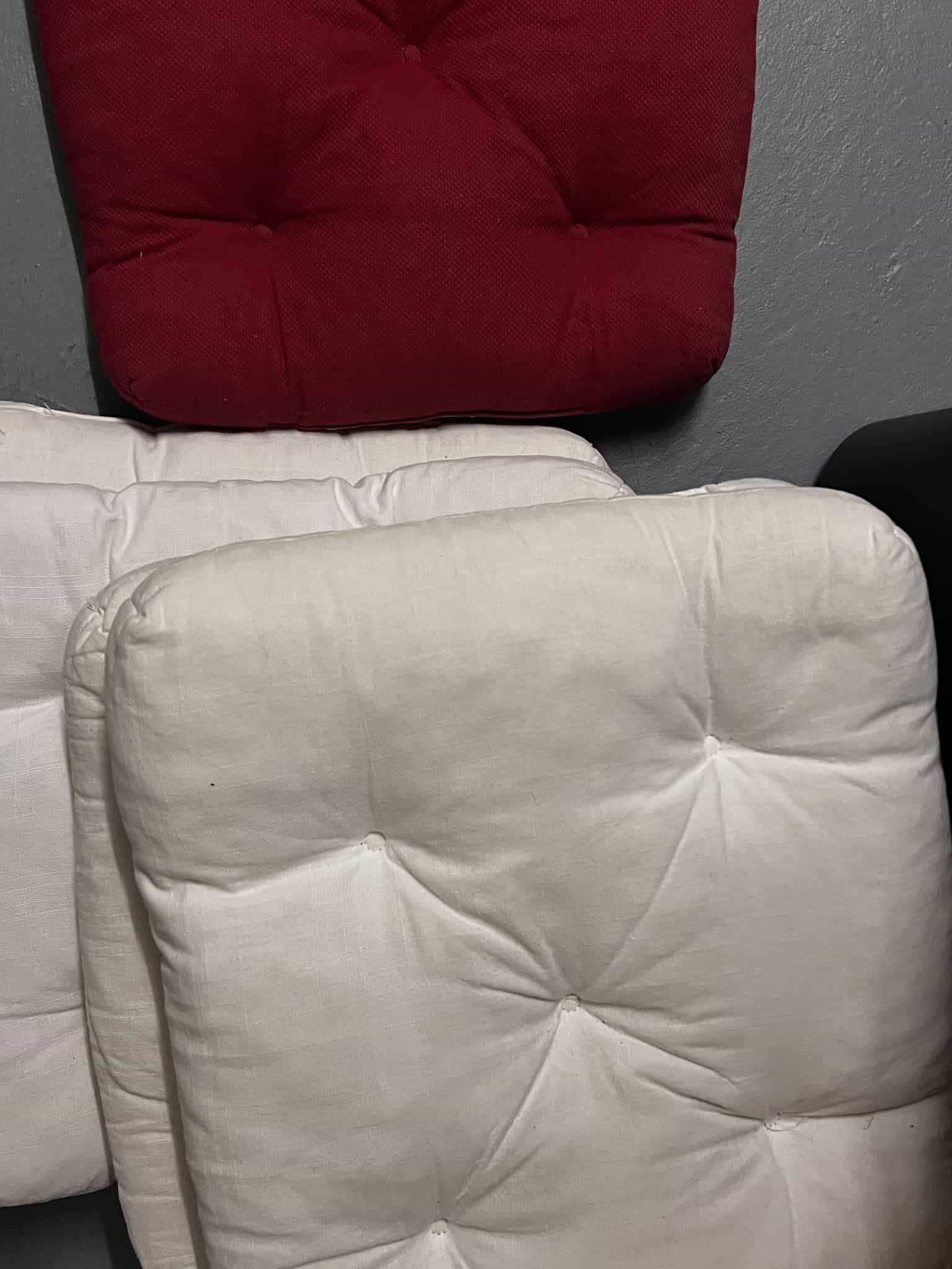 Sitzkissen Set, 4 weiss und 3 rot