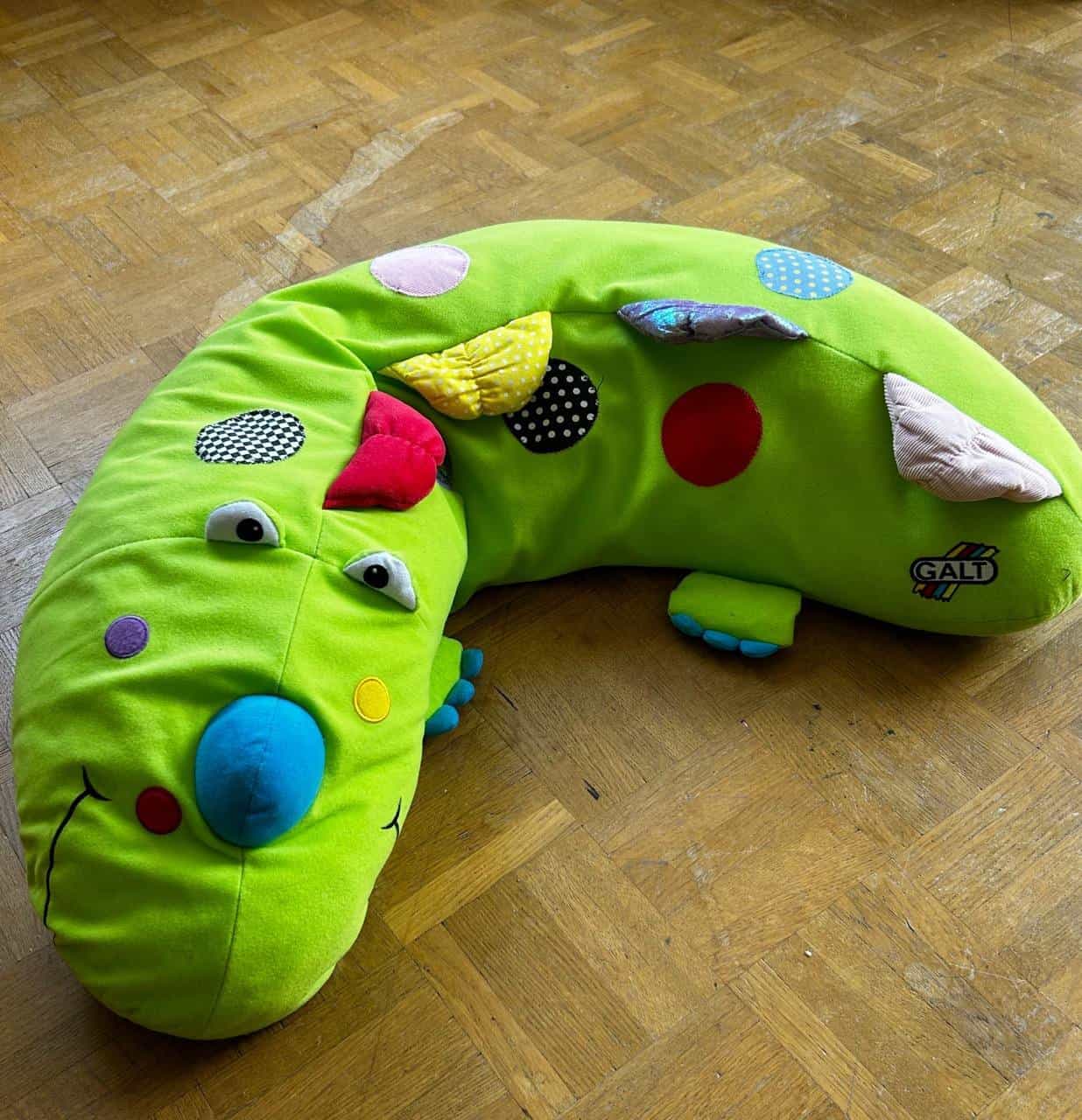 Plüschdrache mit taktilen Strukturen
