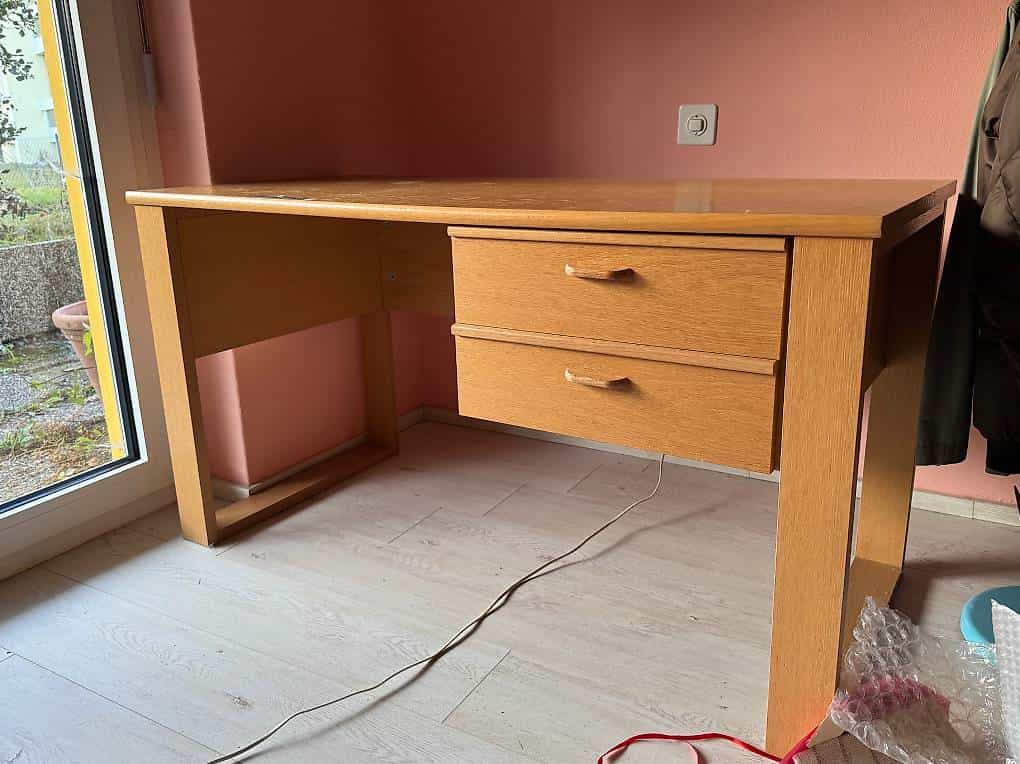 Scrivania in legno con sedia